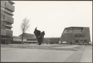 Schwarz/Weißfotografie der Großplastik „Flamme“ von Bernhard Heiliger auf dem Berliner Ernst-Reuter-Platz