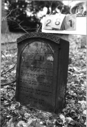 Grabstein 281 (Index: 99752230) Material: Sandstein Zustand: leicht abgeblättert mit Textverlust Maße HxBxT: 64x39x18 cm Beschreibung: Stele, Segmentbogenabschluß mit Verdachung, Schriftfeld eingetieft Symbolik: Sternenfries: Grabstein 281