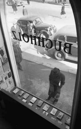Bukarest: Libraria Buchholz, Blick von der Leiter aus dem Fenster, näher