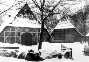 Winterimpression. Aufnahme eines verschneiten Bauernhofes in der Lüneburger Heide. Aufgenommen 1949