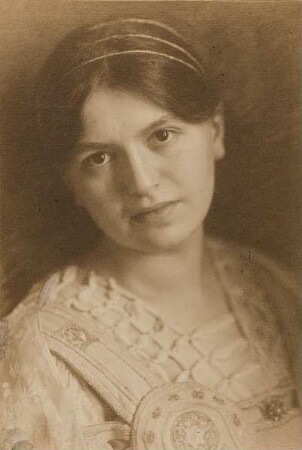 Frau mit Haarreif