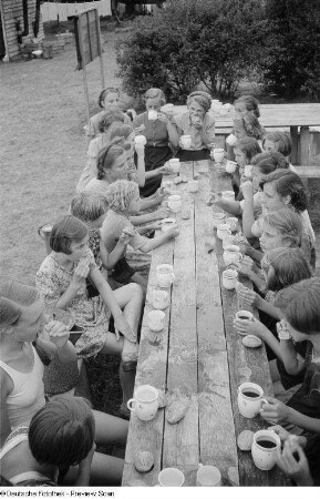 Mädchen beim Essen im Freien