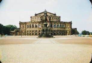 Dresden-Altstadt, Semperoper : Dresden-Altstadt. Semperoper mit Reiterstandbild König Johann vom Theaterplatz aus gesehen