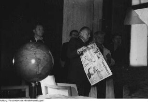 Rammenau, Schloss. 1. Sozialistische Künstlerbrigade Rammenau. Begutachtung von Arbeiten für die 3. Deutsche Kunstausstellung Dresden, Frühjahr 1953, u.a. durch Herbert Gute, 1952/53