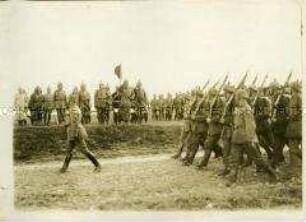 Truppen marschieren an Wilhelm II. vorbei
