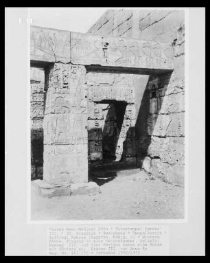 König Ramses 3. vor Amun-Re