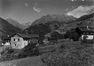 Bergdorf : Blick durch die Gemeinde Prägraten (ca. 1312m) in Richtung der Berge.