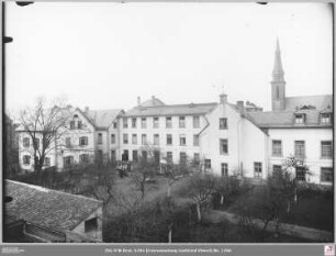 Frauenheim "Elisabethenhof" in Eckenheim, im Hintergrund Kirche Herz Jesu