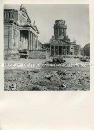 Das zerstörte Berlin - Blick auf den Französischen Dom auf dem Platz der Akademie