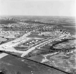 Lindenkamp: Luftbild: Neubaugebiet, im Hintergrund Bahnstrecke Hamburg-Lübeck mit Silos von Johannes Ströh Gloria Mehl links