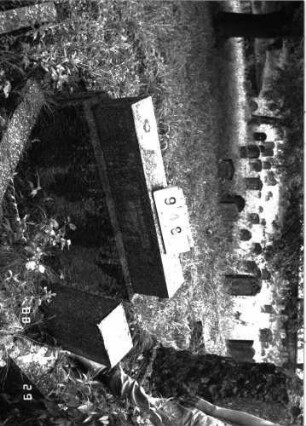 Grabstein 948 (Index: 100099159) Maße HxBxT: 66x100x17 cm Symbolik: aufgeschlagenes Buch: Grabstein 948