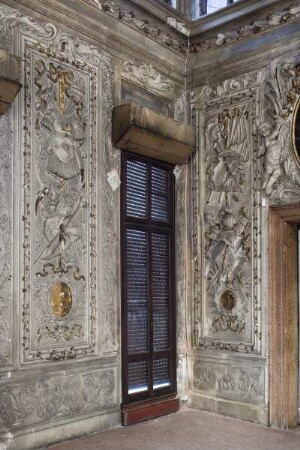 Stuckdekorationen mit Putti, Trophäen und Medaillons