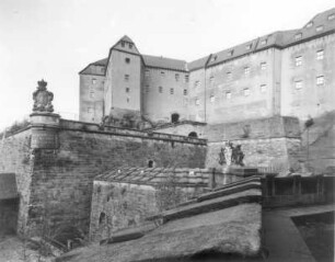 Königstein. Festung. Georgenbastion (1669/1679, W. C. v. Klengel), Georgenburg (14. Jh., Umbau 1611-1619; P. Buchner, S. Hoffmann), Streichwehr und Torhaus ( 1589-1591, P. Buchner). Blick von der Grabenschere