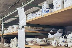 Regale mit Porzellan im Museumsdepot