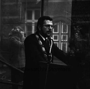Kock, Günter: Bürgermeister von Reinbek vom 1. Januar 1972 bis 31. Januar 1990: an Rednerpult mit Bürgermeisterkette