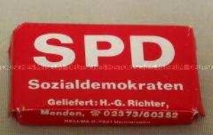 Seife, verpackt in rotem Papier mit Werbung für die SPD