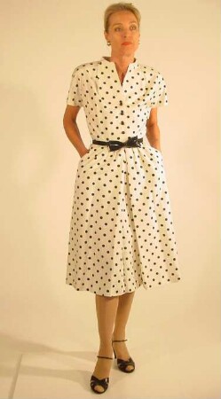Weißes Sommerkleid mit schwarzen Punkten