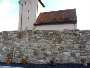 Ansicht von Norden mit Kirche (im Kern Spätromanisch) über Kirchhofmauer (Wehrgang mit Steinbrüstung im 19 Jh abgetragen)