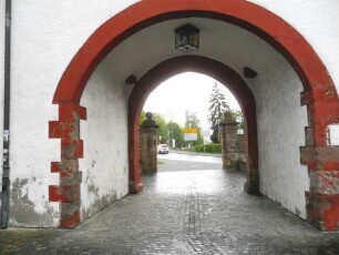 Stadtbefestigung-Oberes Tor (Stadttor)- Vortor von Norden mit Durchhart (im Süden steinerne Torangeln erhalten) zur Feldseite