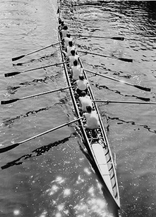 Rudersport in Hamburg. Ein Achter auf der Alster