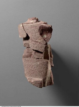 Teil einer Statue, aus einzelnen Fragmenten zusammengefügt