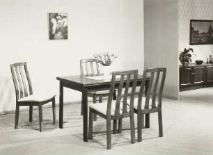 Eßtisch (Modell T 322/20) mit vier Stühlen (Stuhl mit gepolsterter Sitzfläche (Modell 181/1)) (1980; VEB Vereinigte Sitzmöbelindustrie Neuhausen)