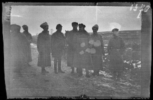 bei Illawcze (=Ilavche, Ukraine) am Dometscherposten: 9 russische Soldaten und Offiziere auf einer schneefreien Landstraße ("Offiziere der russischen Gardeschützen")