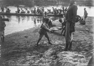 Flussüberquerung : Die Begleiter und Teilnehmer der Expedition während der Vorbereitung für die Flussüberquerung mit Booten