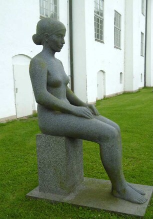 Sitzende weibliche Gewandfigur