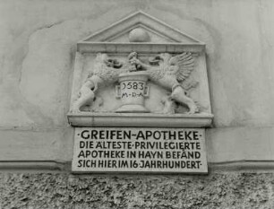 Relief mit Greifen und Mörser