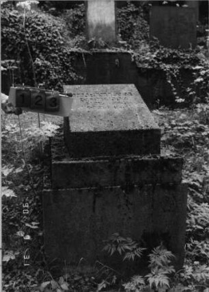 Grabstein 123 (Index: 99790503) Maße HxBxT: 67x51x39 cm: Grabstein 123