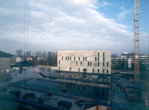 Baustelle Sächsische Landesbibliothek - Staats- und Universitätsbibliothek Dresden, Zentralbibliothek. Rohbau, Dach über dem Zentralen Lesesaal und Nordriegel : Dresden-Räcknitz, Zellescher Weg 18. Baustelle Sächsische Landesbibliothek - Staats- und Universitätsbibliothek Dresden, Zentralbibliothek. Rohbau, Dach über dem Zentralen Lesesaal und Nordriegel. Blick vom Südriegel nach Nordwest