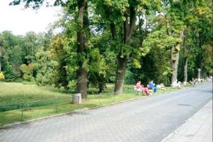Allee vor der Ilmtal-Klinik im Kurpark, Bänke mit Patienten
