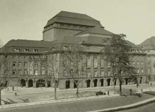 Dresden, Schauspielhaus : Dresden. Staatliches Schauspielhaus. Eingangsfront zur Ostraallee vom Zwingerwall aus gesehen