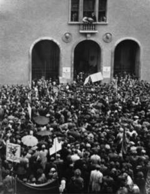 SED-Demonstration vor dem Stadthaus