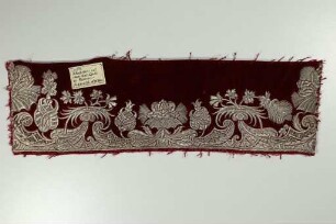 Besticktes Fragment einer Bordüre mit Phantasieblüten