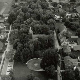 Stadtteilansicht An der Dorfaue mit Dorfkirche und Grauem Stein