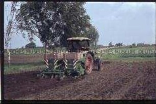 Traktor bei Feldarbeit auf der LPG Rohrberg (Kreis Klötze)