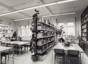 Sächsische Landesbibliothek - Staats- und Universitätsbibliothek Dresden. Zweigbibliothek Maschinenwesen, Teilbibliothek Werkstoffwissenschaft, Festkörpermechanik und Maschinenelemente. Lesesaal mit Zeitschriftenauslage und Freihandaufstellung : Dresden-Südvorstadt, Helmholtzstraße 7 (Berndt-Bau der TU Dresden). Sächsische Landesbibliothek - Staats- und Universitätsbibliothek Dresden. Zweigbibliothek Maschinenwesen, Teilbibliothek Werkstoffwissenschaft, Festkörpermechanik und Maschinenelemente. Lesesaal mit Zeitschriftenauslage und Freihandaufstellung