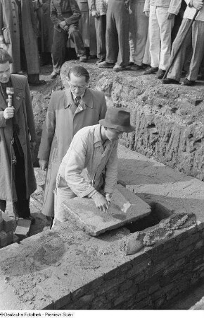 Leipzigs Oberbürgermeister Max Ernst Opitz mit einem Bauarbeiter bei der Grundsteinlegung für Wohnhäuser am Ranstädter Steinweg