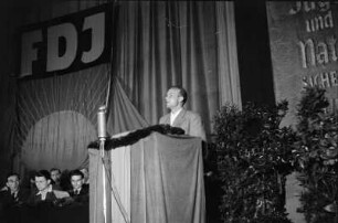 Aufnahmen einer Versammlung anlässlich des 1. Parlaments der FDJ in der Stadthalle in Brandenburg/Havel