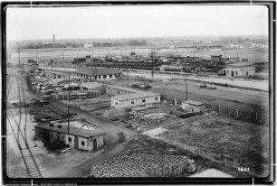Rössen, Kolonie, Blick von Bau Me 24 Verwaltungsgebäude und Laboratorium