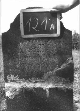 Grabstein 121 (Index: 100114153) Material: Kalkstein Zustand: zweifach gebrochen und repariert Maße HxBxT: 117x47x15 cm Beschreibung: Stele, Sockel, Konvexbogenabschluß: Grabstein 121A
