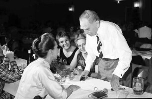 13. Tagung 1963 Medizin; Maikäferrede gehalten von Werner Forßmann: M. Heinlein, Otto Hahn, links daneben Frau Forßmann