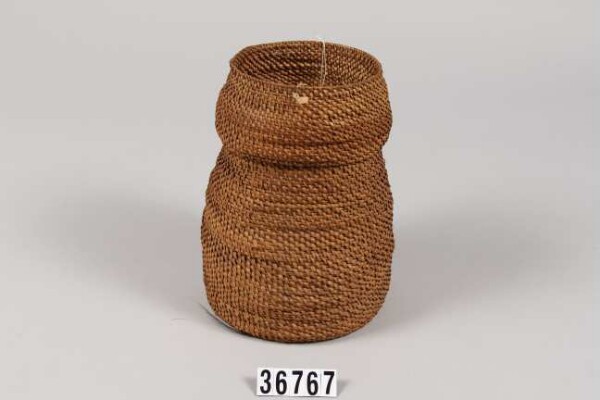 Basket with lid