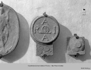 Einsatzstein mit den Insignien des Klosters Santa Maria degli Angeli