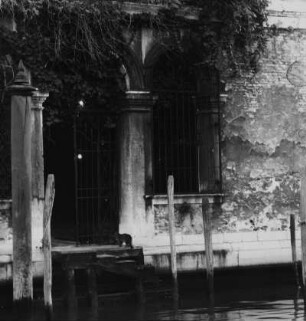 Toreingang am Anlegesteg in der Lagune von Venedig