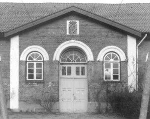 Ahrensburg, Lübecker Straße 8. Marstall (1845-1846). Haupteingang