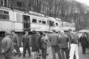 Zusammenstoß zweier Gliedertriebwagen der AVG an der Waldkolonie zwischen Ettlingen und Busenbach.