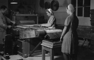 Aufnahmen einer Reportage aus der Süßwarenfabrik VEB Zetti Schokoladen und Zuckerwaren Zeitz in Zeitz